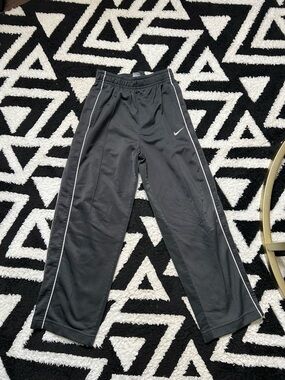 Boys sz 7 Nike grey Joggers with White Side Piping - Kids